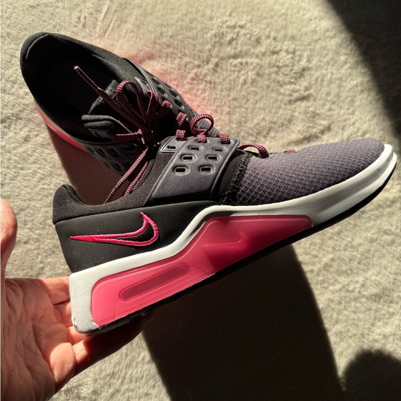 Nike Bella Women's Black and Pink Sneakers TR 4 - Picture 1 of 13